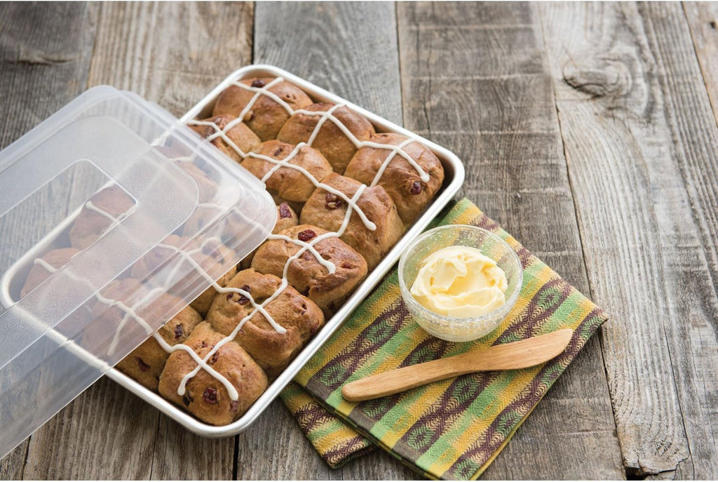 Natural Aluminum Commercial Baker's Quarter Sheet with Lid C76479